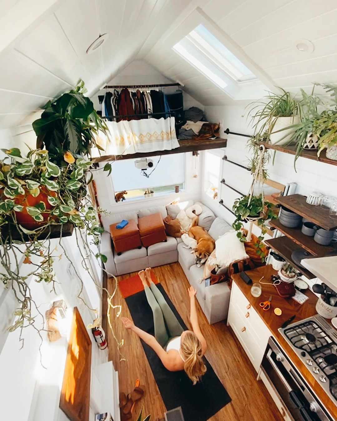 Petite maison avec une femme faisant du yoga