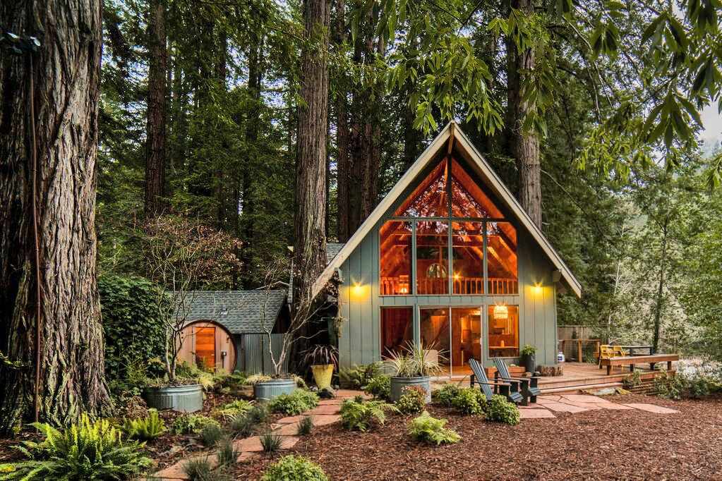 Charmante cabane du milieu du siècle dans les bois