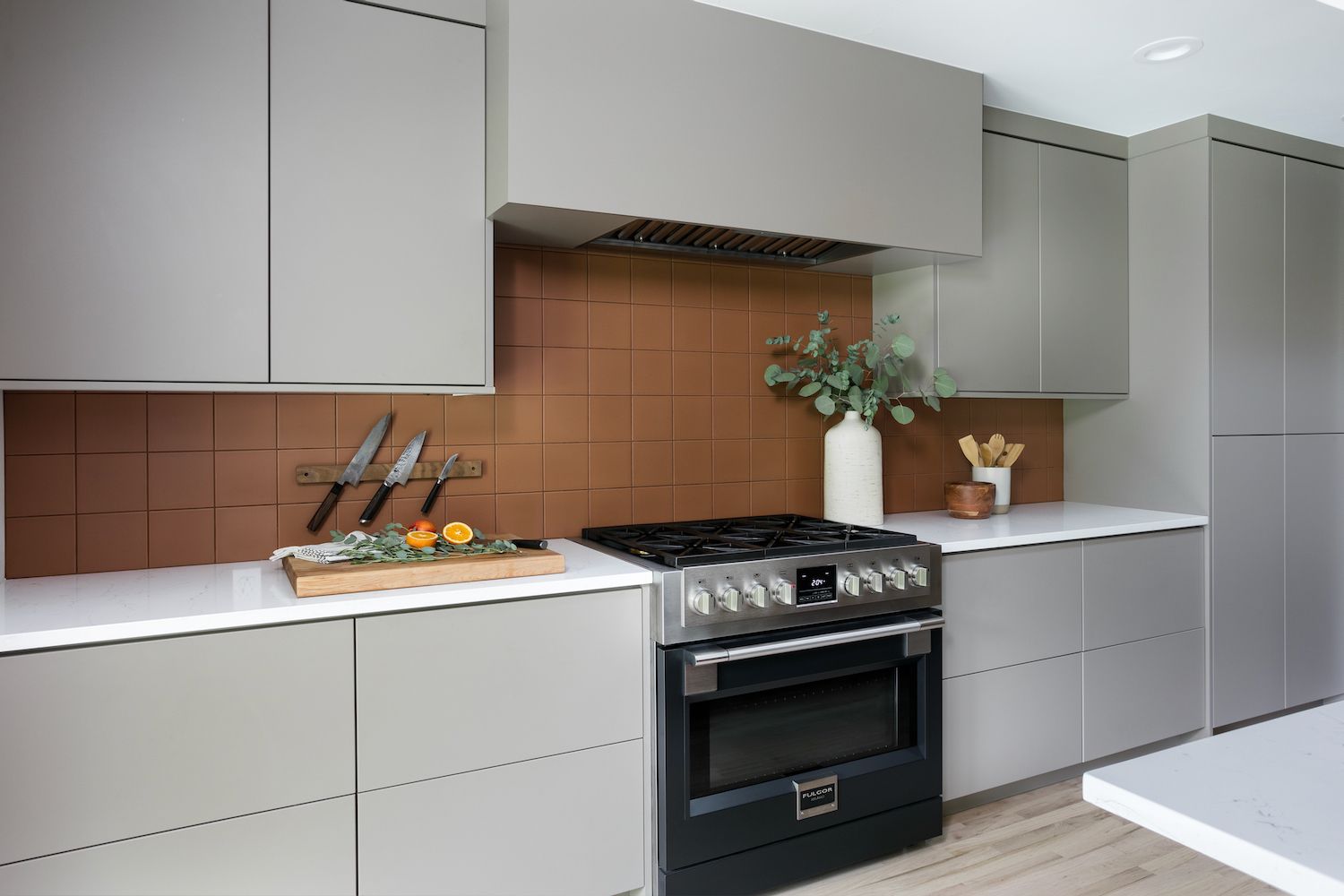 plancher de cuisine en bois gris