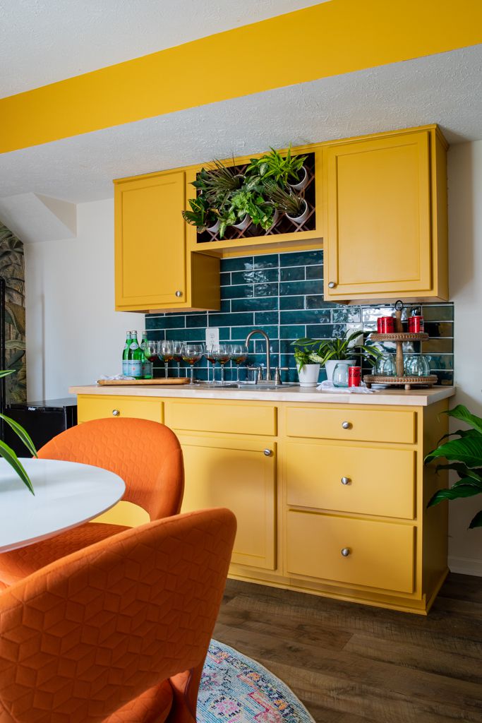 Un sous-sol jaune et joyeux