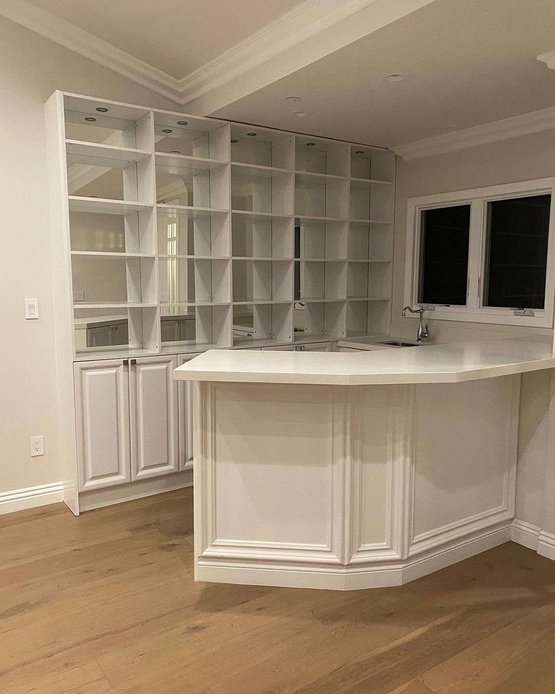 Un bar entièrement blanc