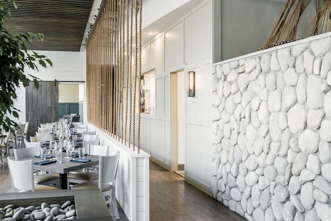 demi-mur en shiplap avec détails en corde