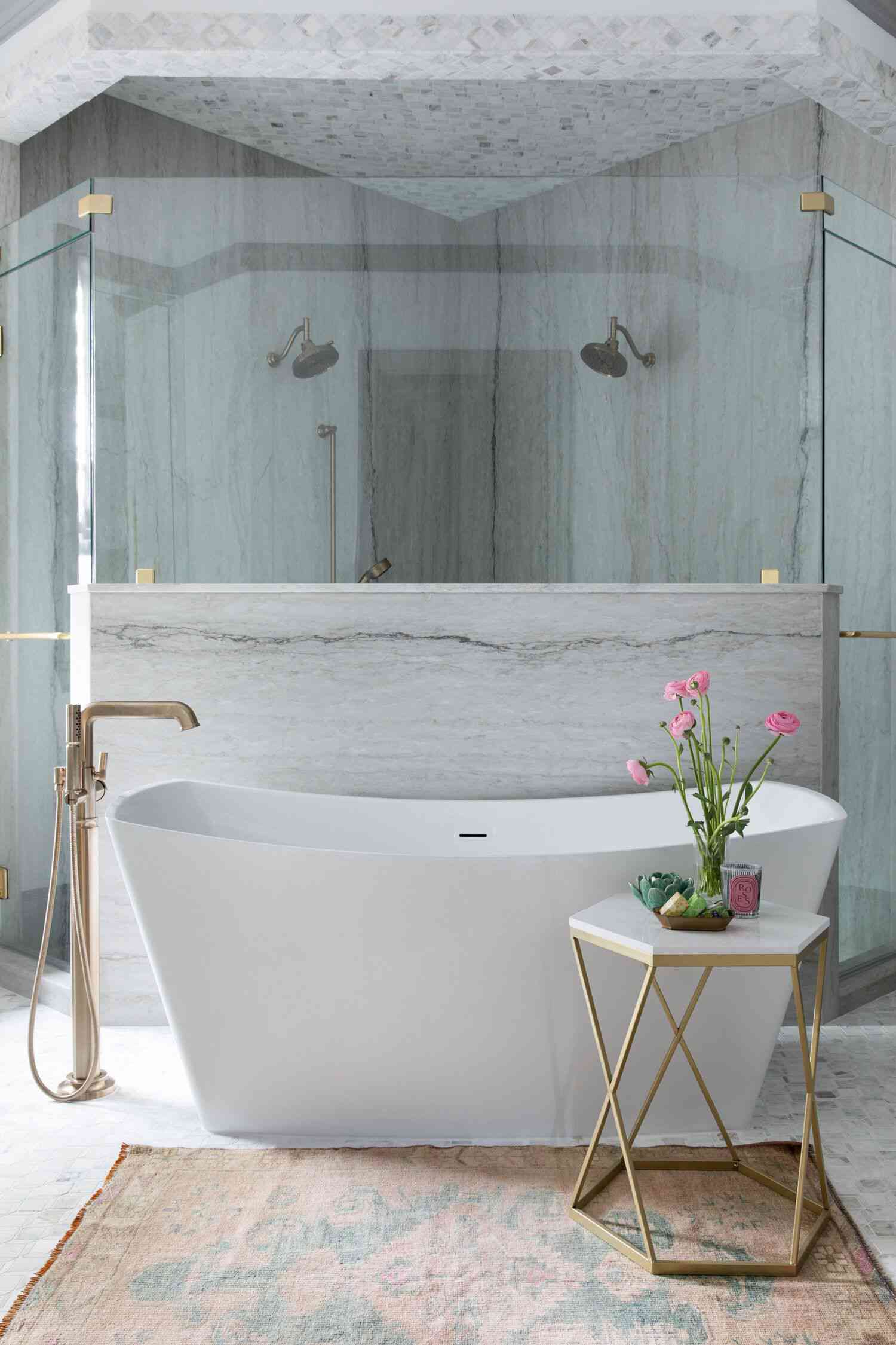 baignoire demi-mur avec douche double