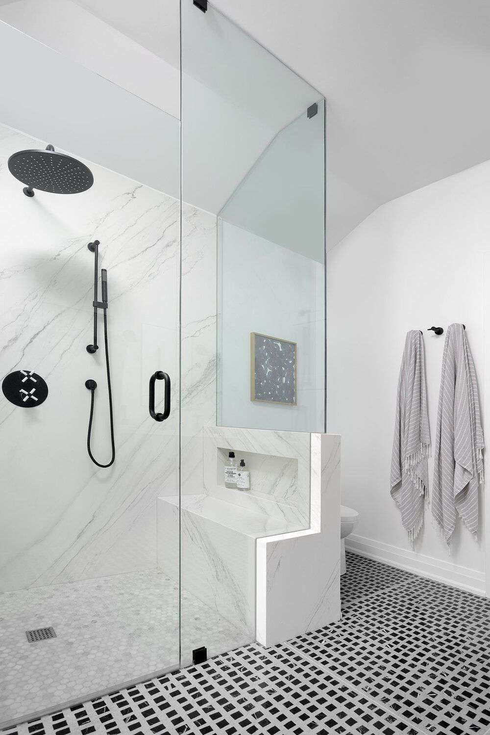 demi-mur de salle de bain avec banc