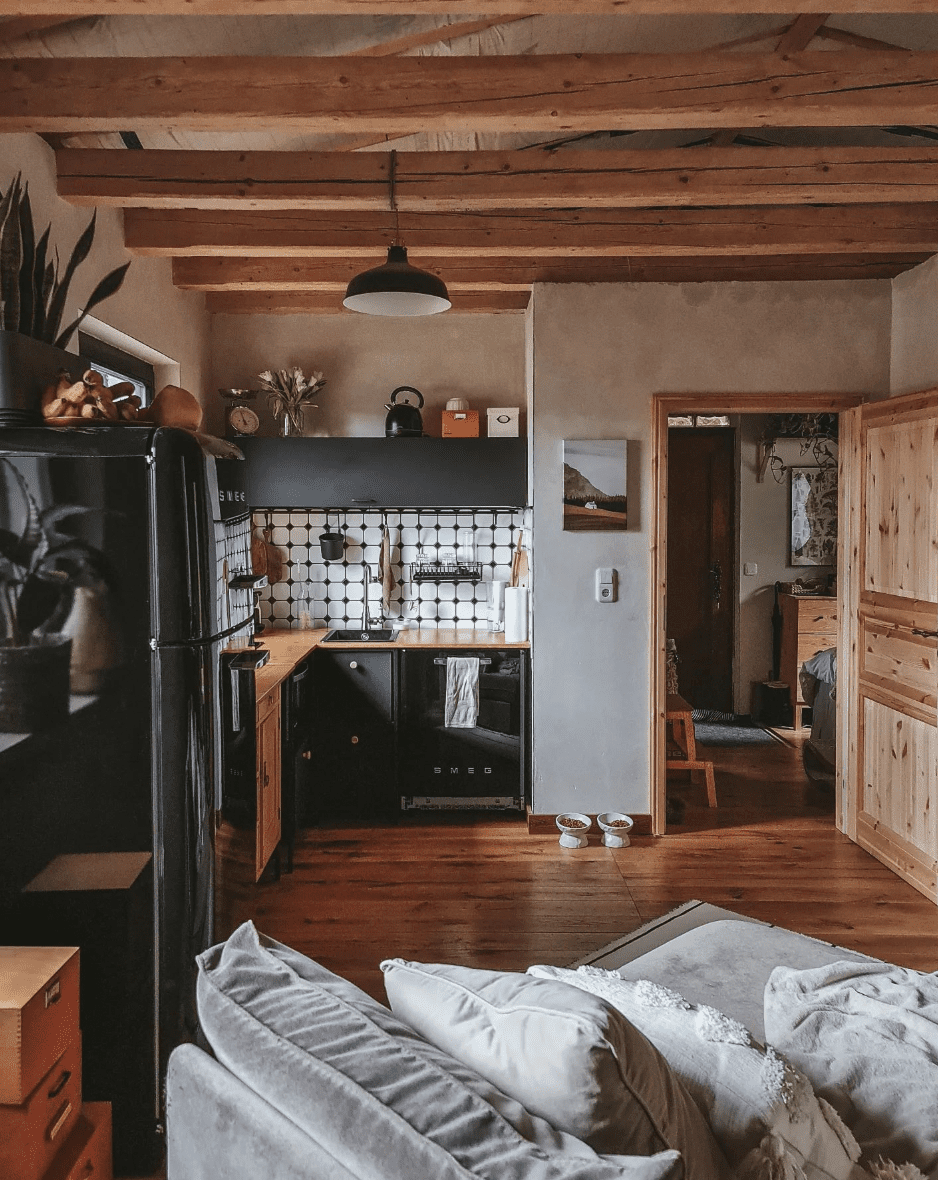 cuisine de chalet avec poutres apparentes