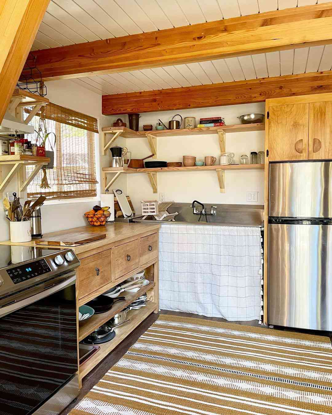 cuisine de chalet avec étagères ouvertes
