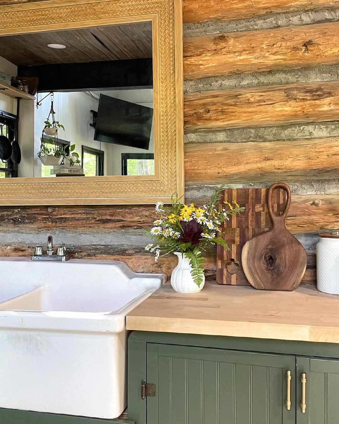 cuisine de chalet avec miroir