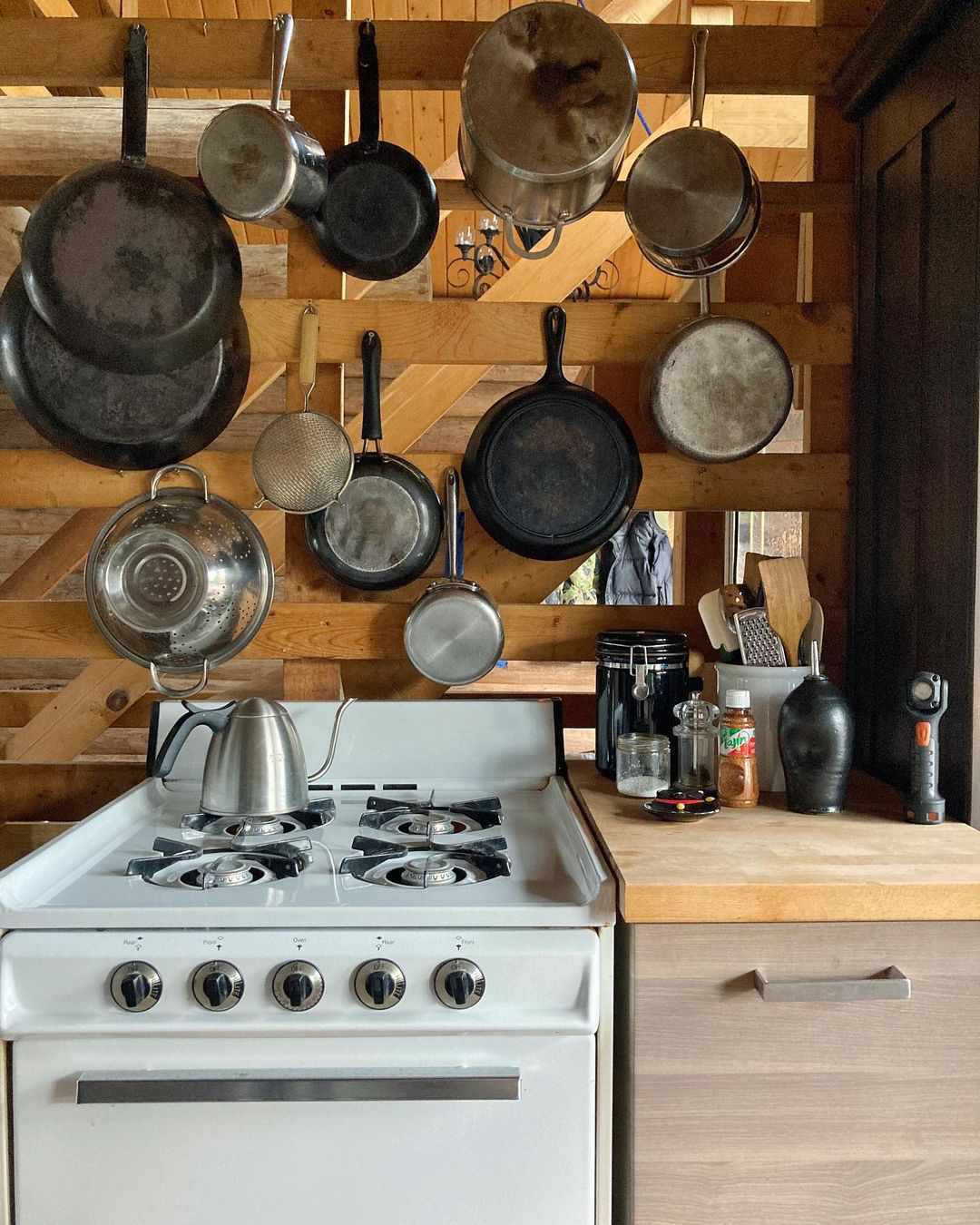 casseroles suspendues sur un mur en bois