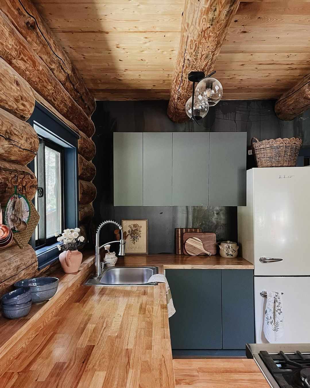 cuisine de chalet avec des armoires vertes