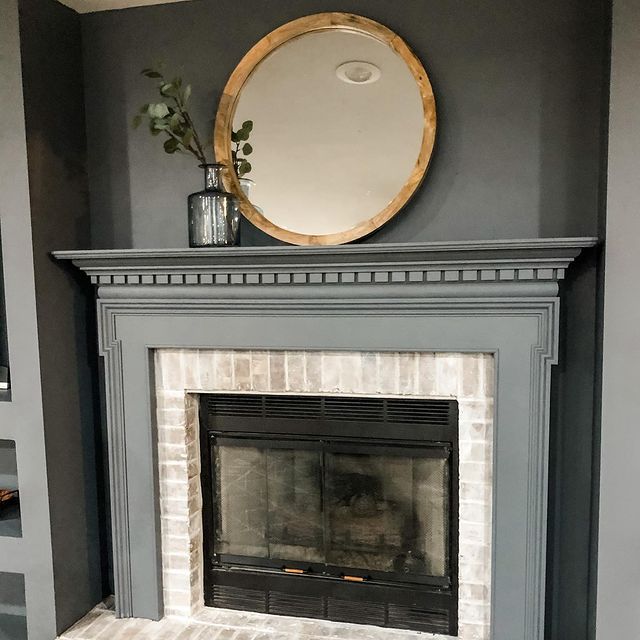 cheminée et murs gris