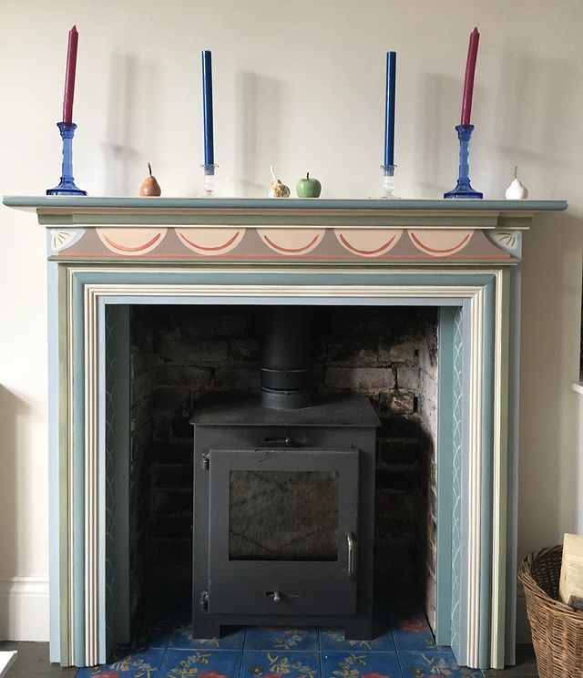 cheminée peinte en multicolore