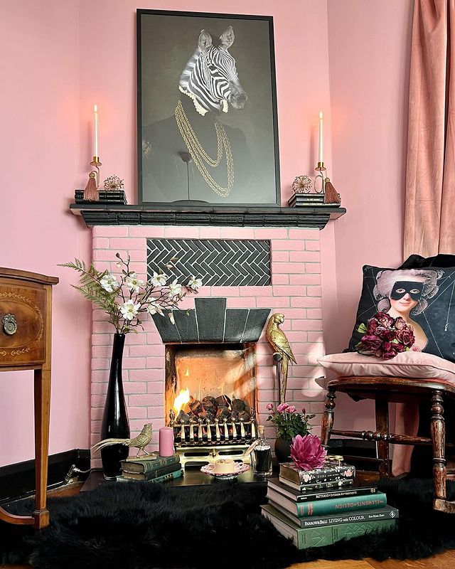 cheminée rose avec des accents noirs