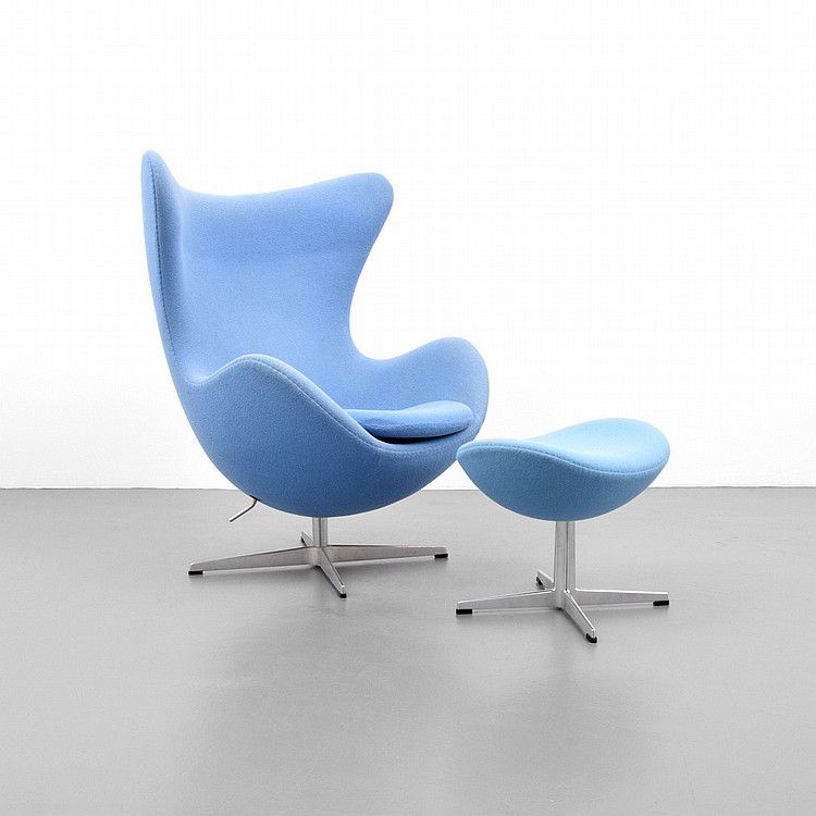 Version contemporaine de la chaise Egg Arne Jacobsen et du repose-pieds assorti avec la marque Fritz Hansen.