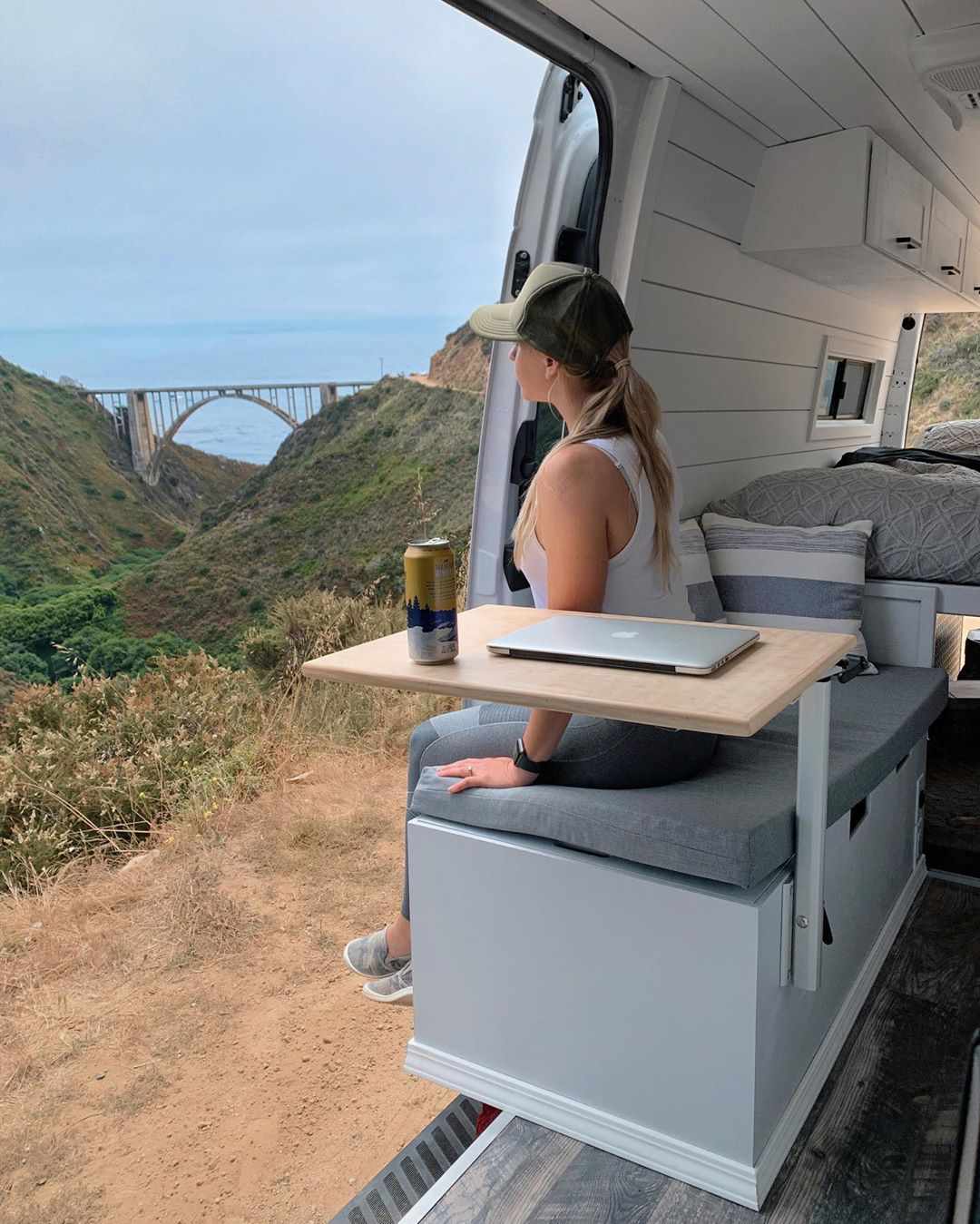 Femme dans une camionnette regardant les montagnes