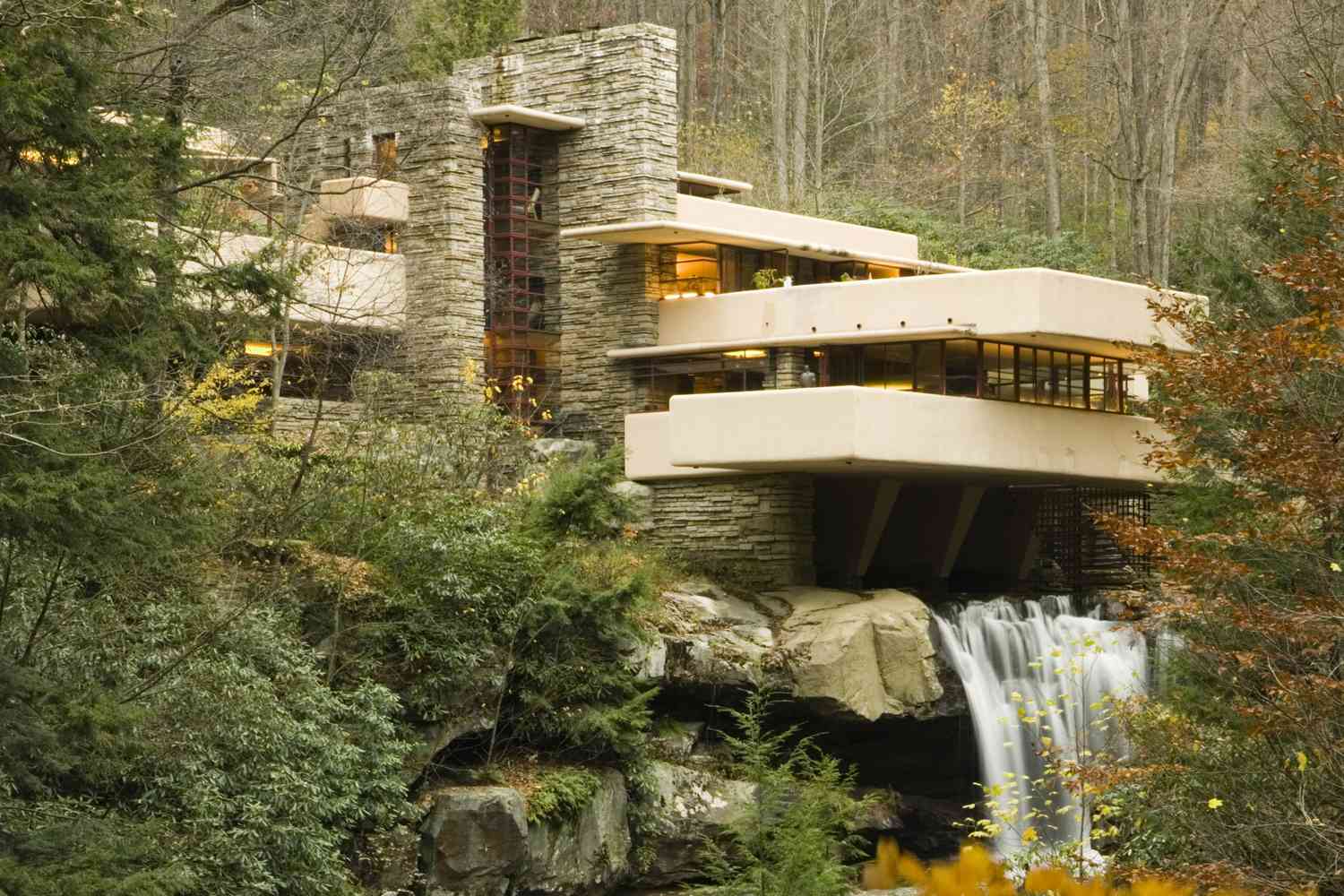 La maison Fallingwater de 1935 conçue par Frank Lloyd Wright à Mill Run, en Pennsylvanie
