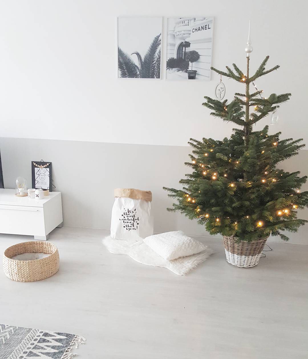 petit arbre de noël dans un panier