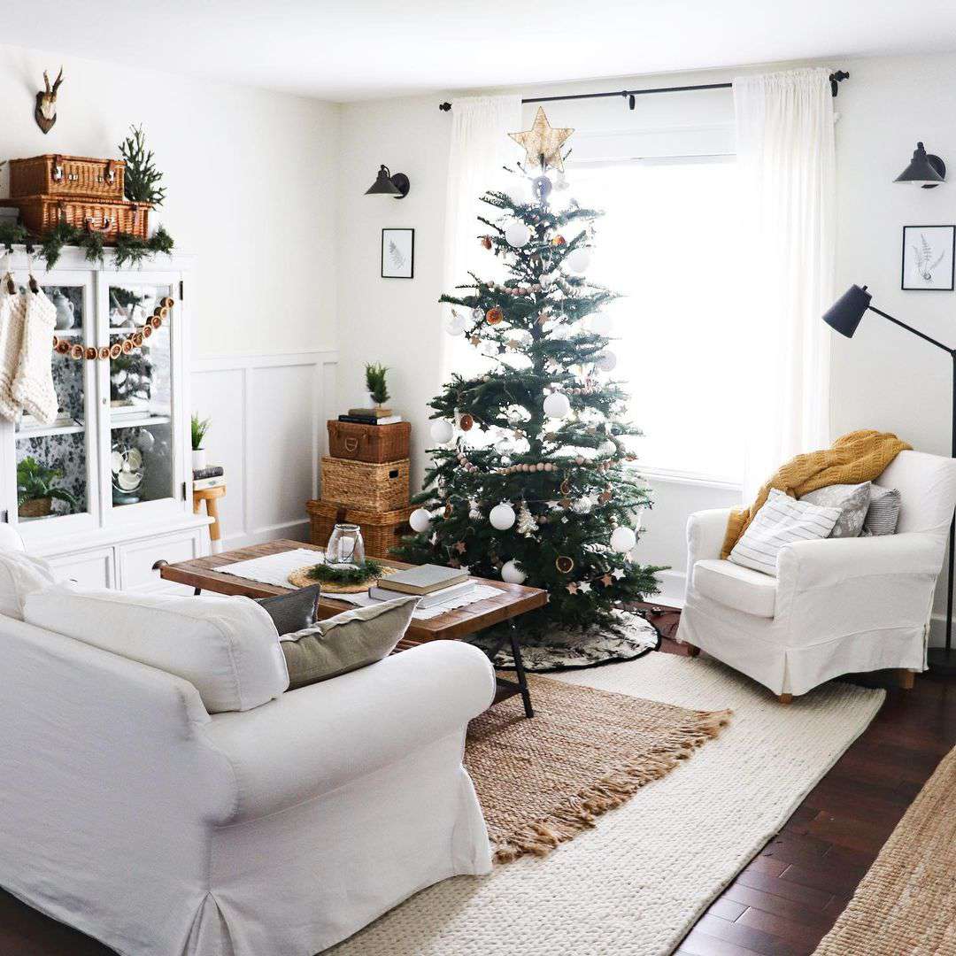 arbre scandinave devant une fenêtre