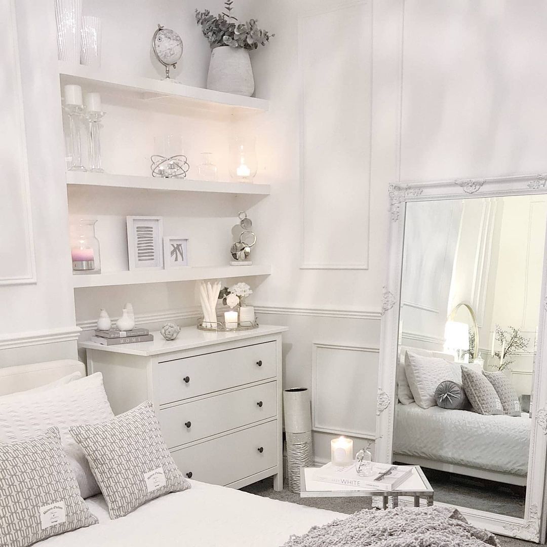 étagère blanche et verre dans une chambre à coucher blanche