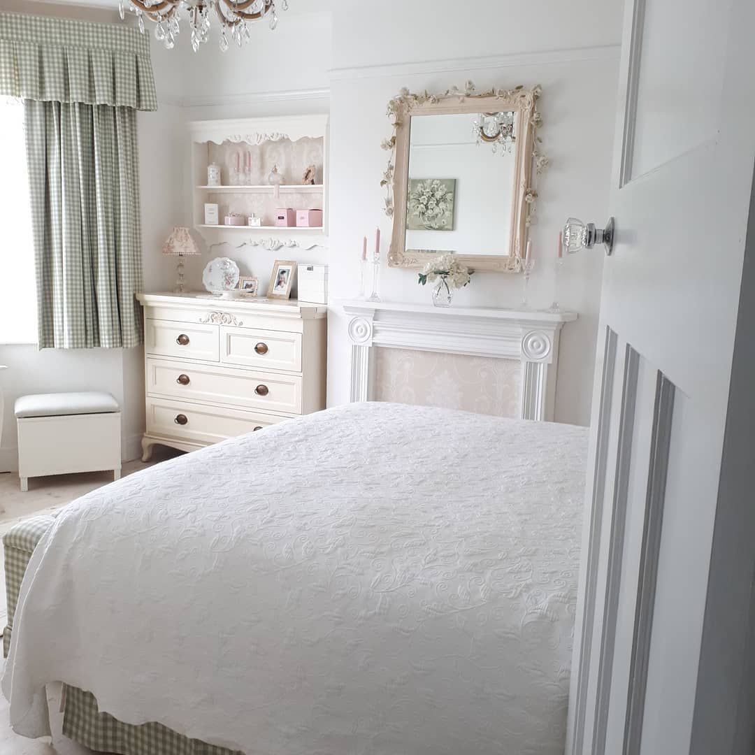 une chambre à coucher blanche avec une couette blanche texturée