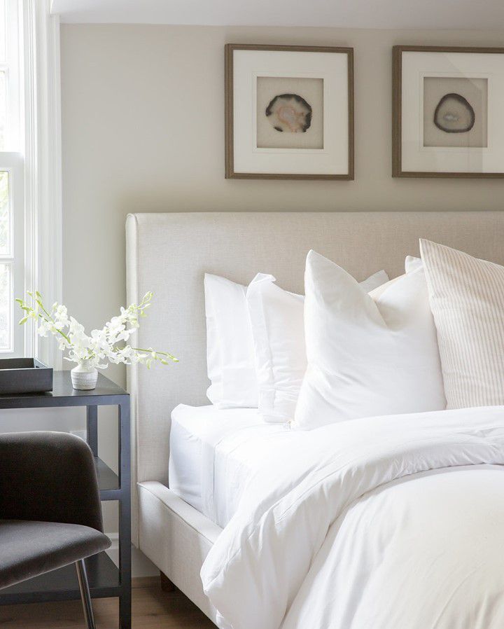 variété de nuances de blanc dans une chambre à coucher blanche