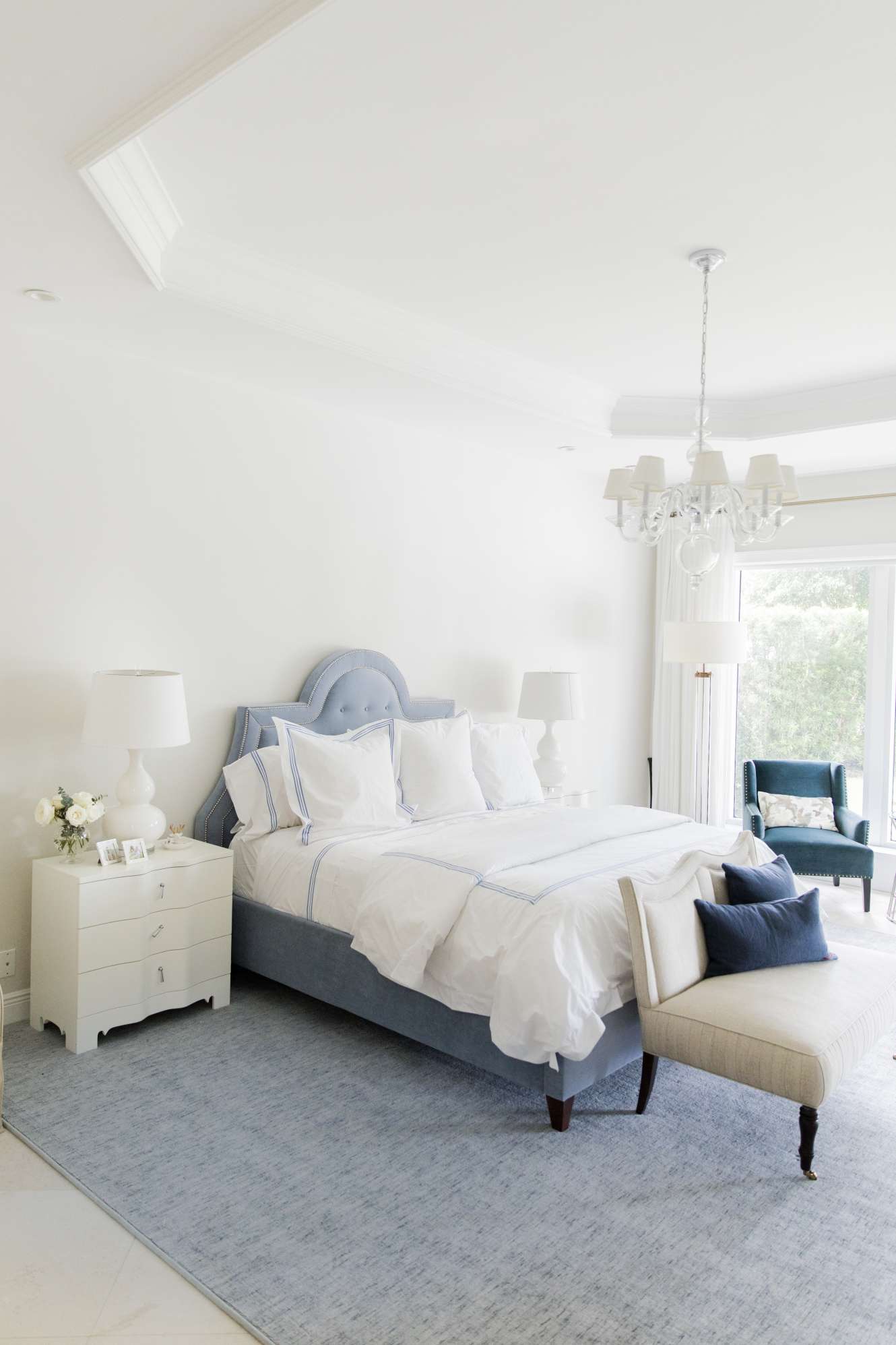 chambre à coucher bleu poussière et blanc
