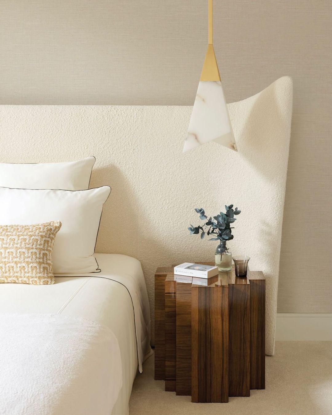 tête de lit en boucle surdimensionnée dans une chambre blanche