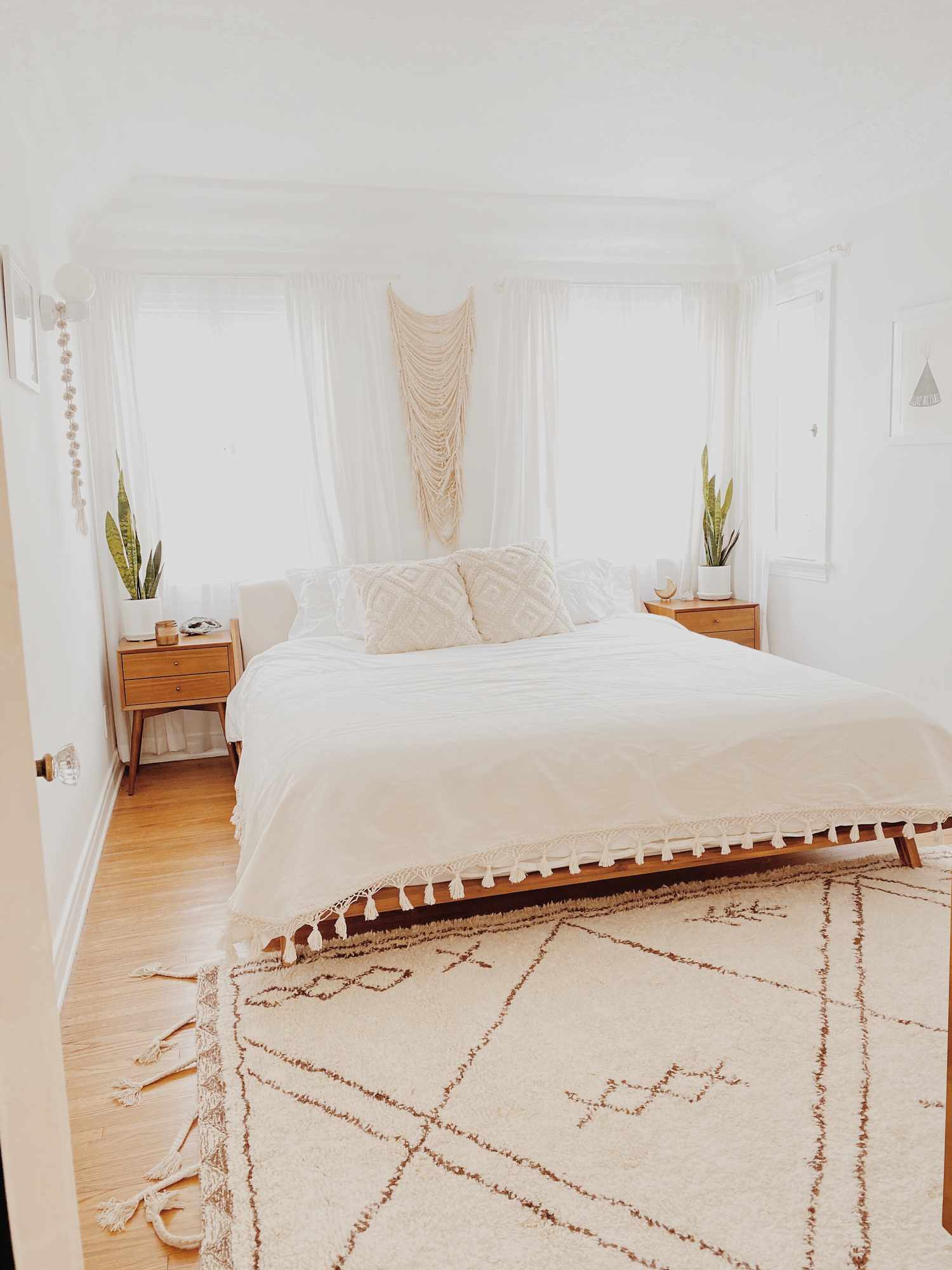 Chambre à coucher blanche avec literie et tapis blancs