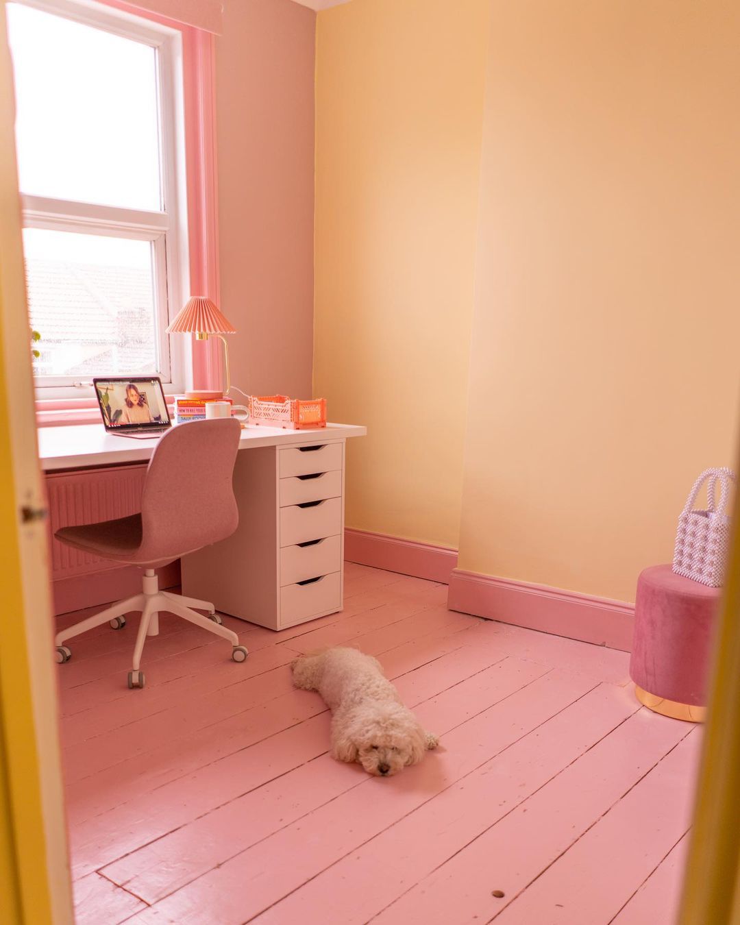 Bureau rose et orange