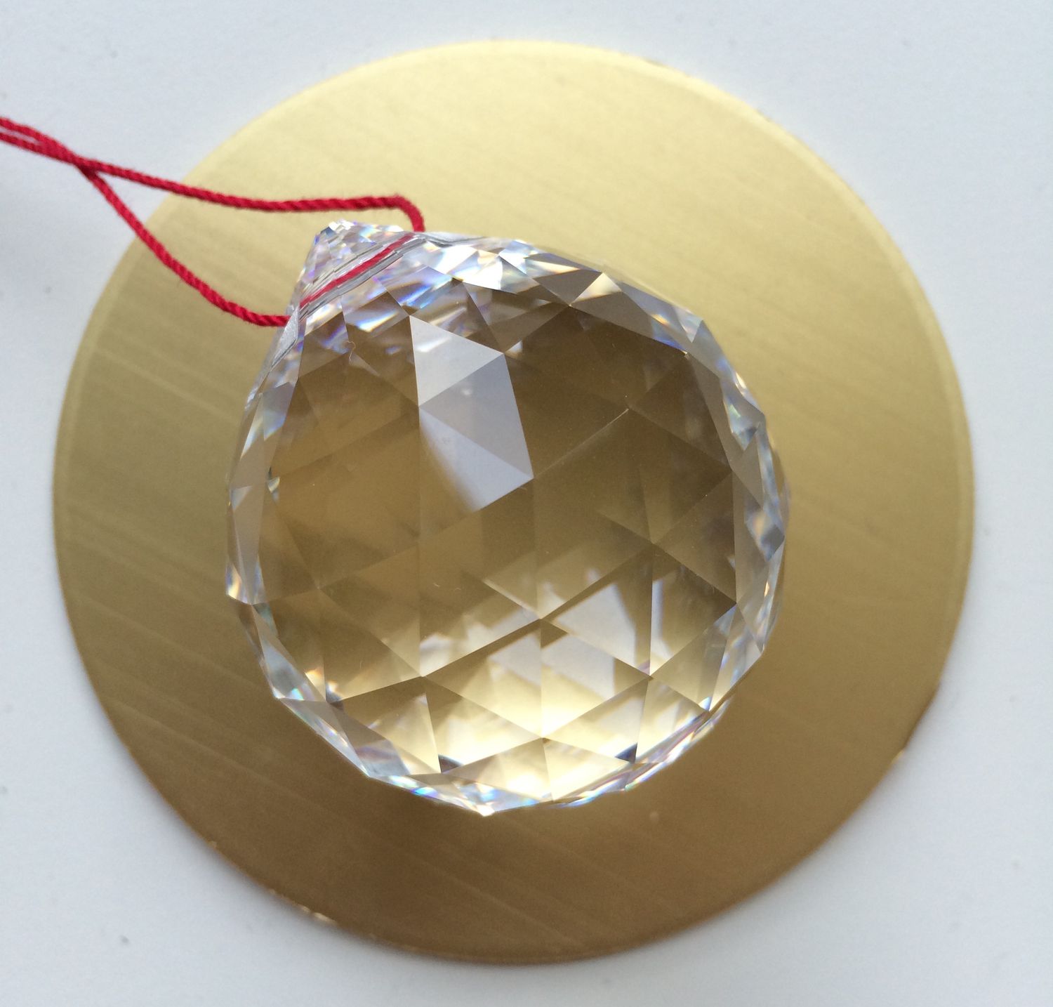 boule de cristal feng shui sur une corde rouge