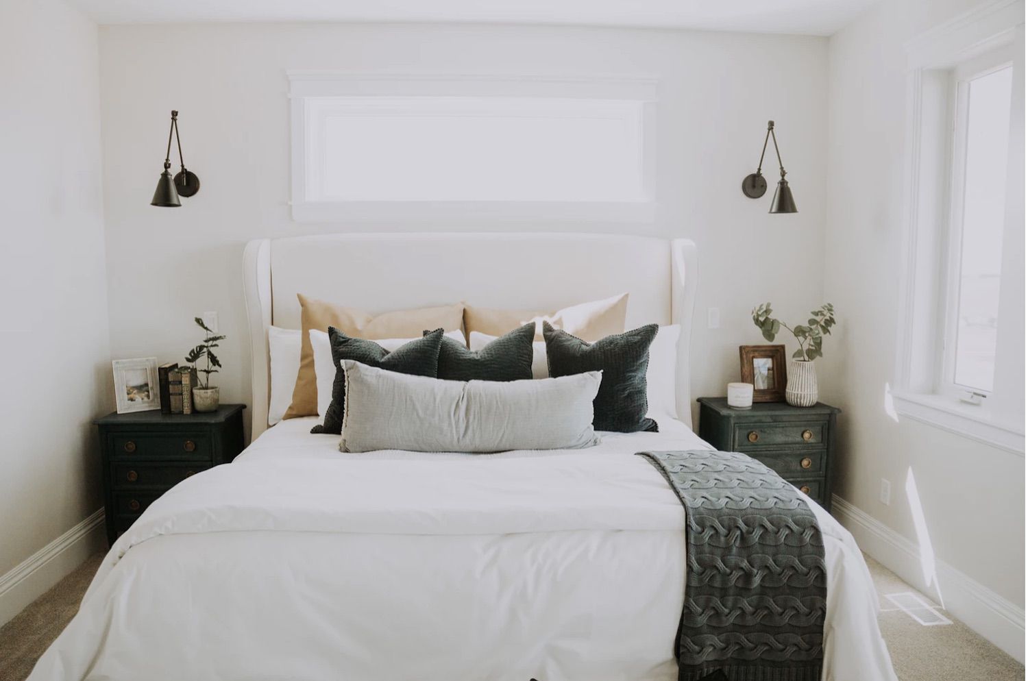 chambre à coucher moderne blanche avec tables d'appoint rustiques, appliques murales en métal