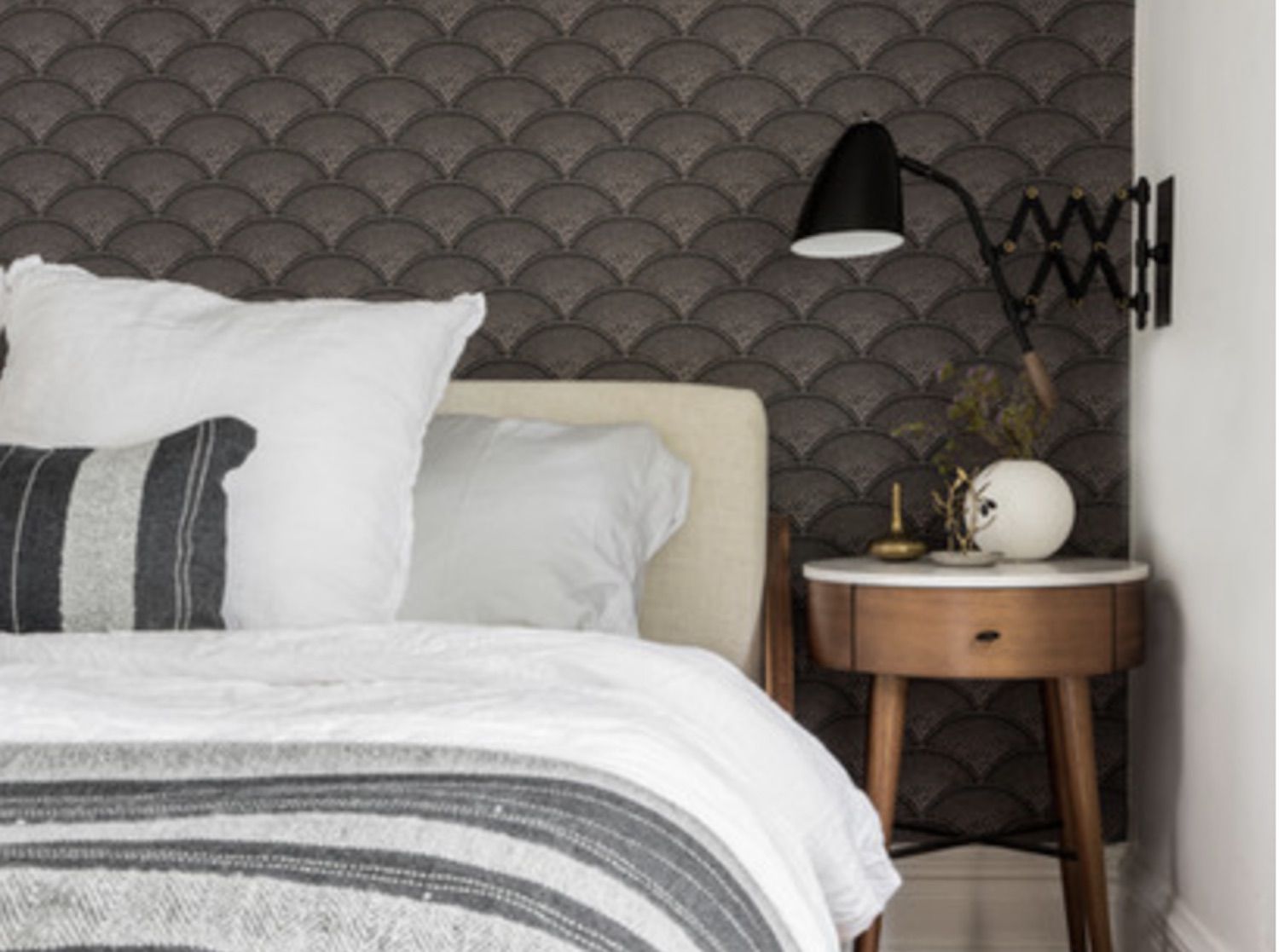 chambre à coucher moderne et neutre avec mur d'accent à motifs géométriques