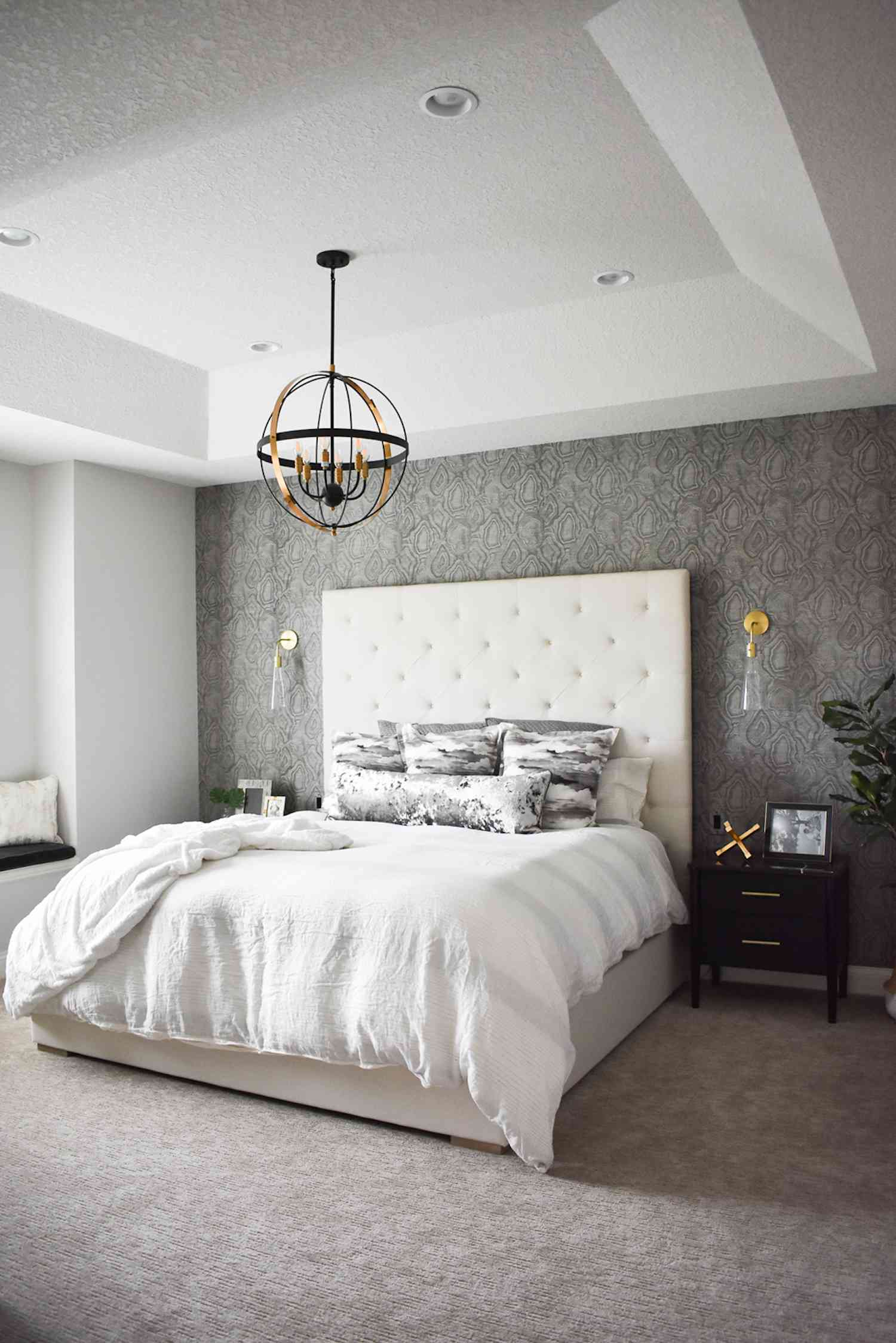 chambre à coucher monochromatique grise avec des accents métalliques