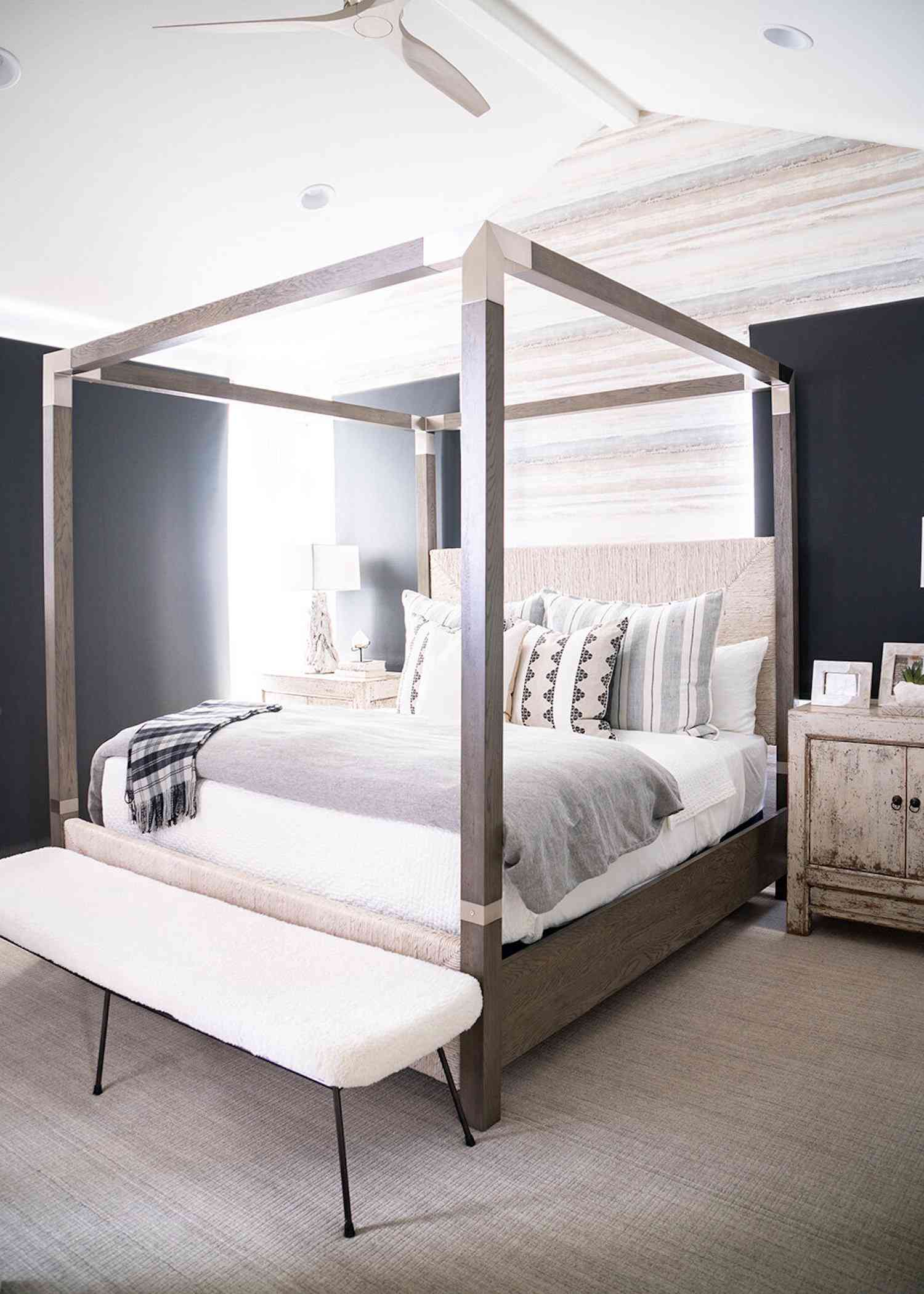 chambre à coucher de couleur gris neutre avec cadre de lit à quatre montants