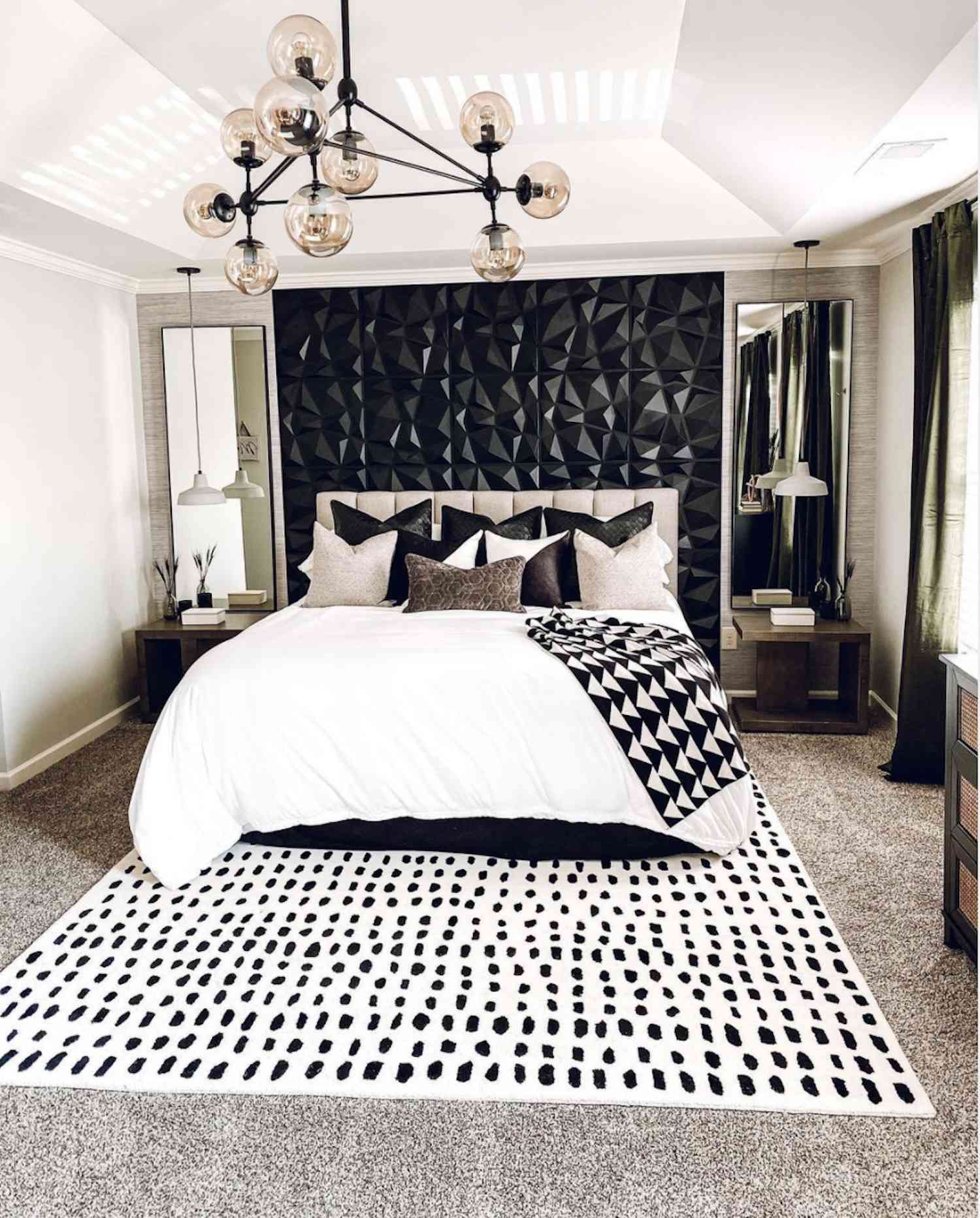 chambre à coucher moderne en noir et blanc avec mur d'accent géométrique noir
