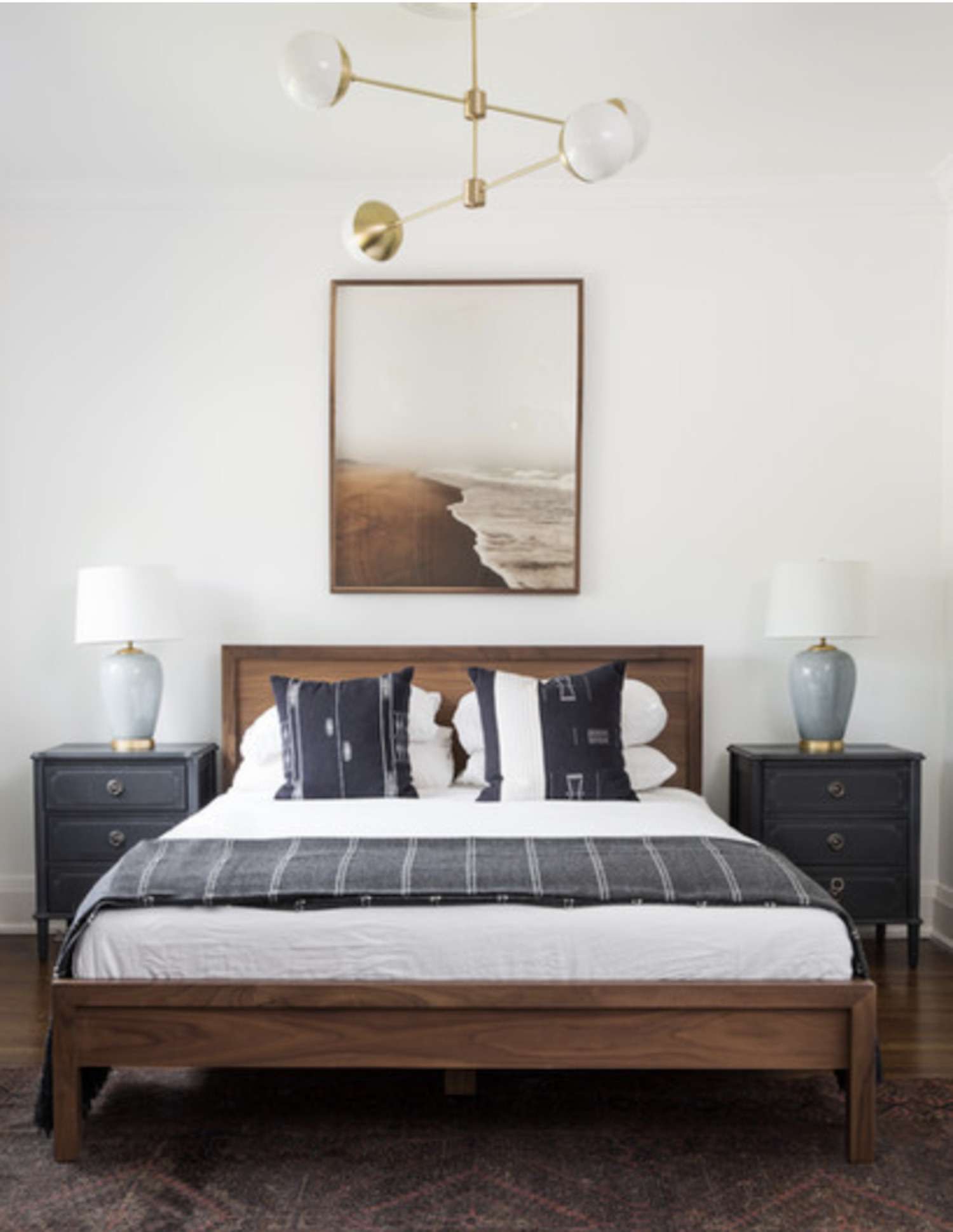 chambre à coucher avec tête de lit en bois, combinaison de couleurs bleu, blanc et marron, luminaire moderne au plafond