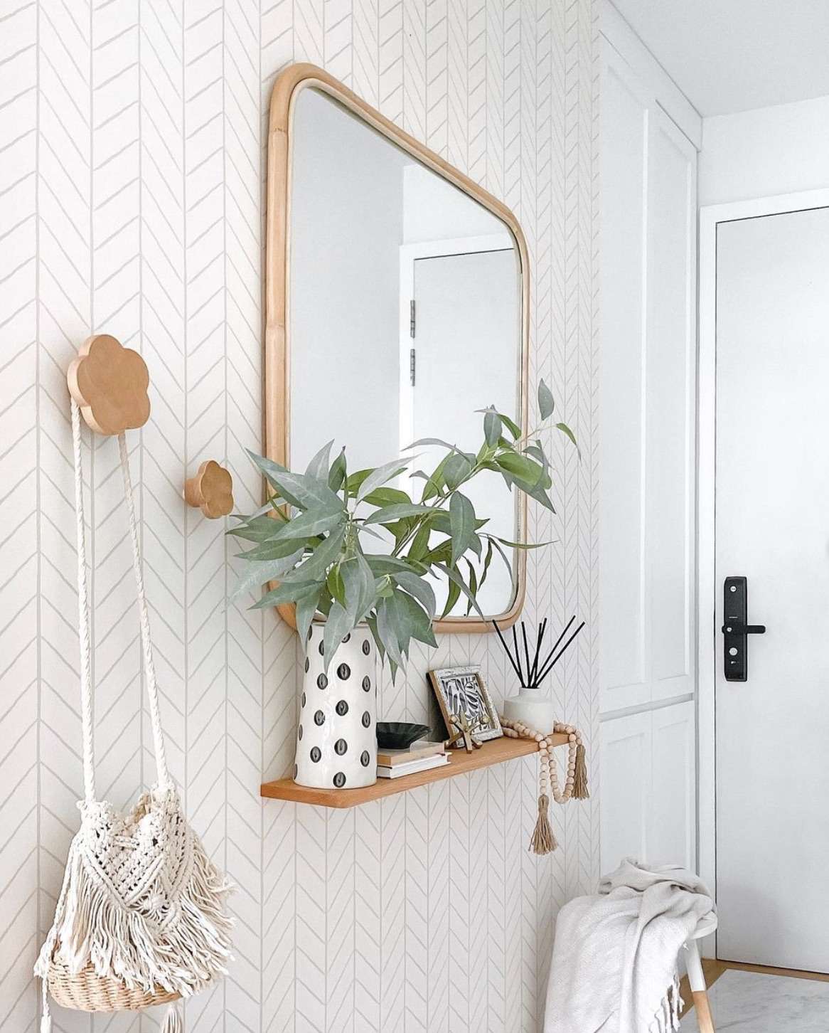 étagère flottante et miroir dans une petite entrée moderne