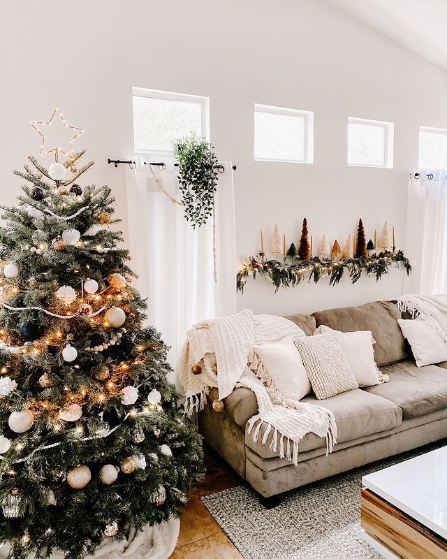 Un salon avec un vrai sapin de Noël et une étagère flottante décorée