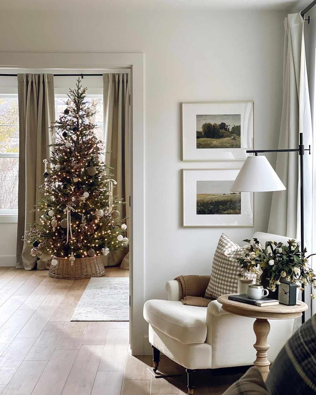 Un sapin de Noël illuminé dans un espace de vie adjacent