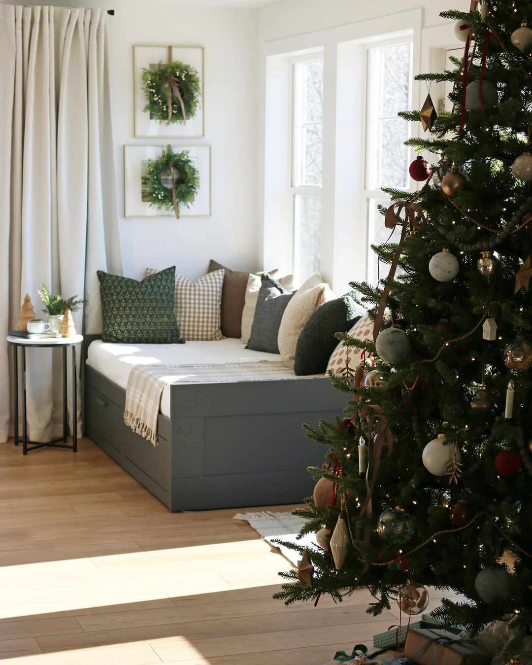 Une chambre d'amis avec un arbre de Noël traditionnel