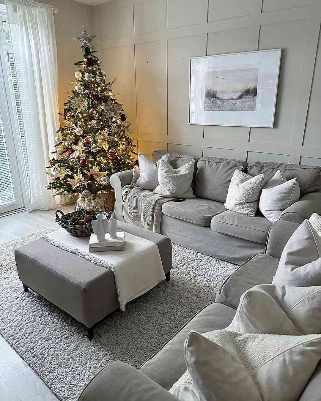Un arbre de Noël avec des touches de rouge
