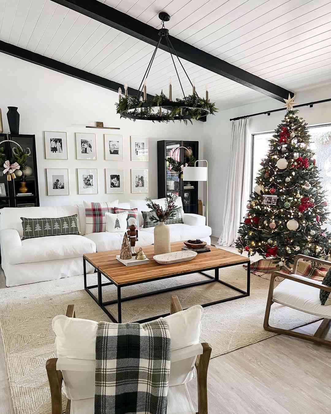 Un sapin de Noël rustique dans un salon neutre
