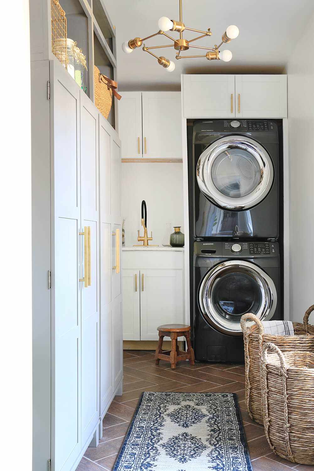 stacked washer dryer laundry room ideas (laveuse-sécheuse empilée)
