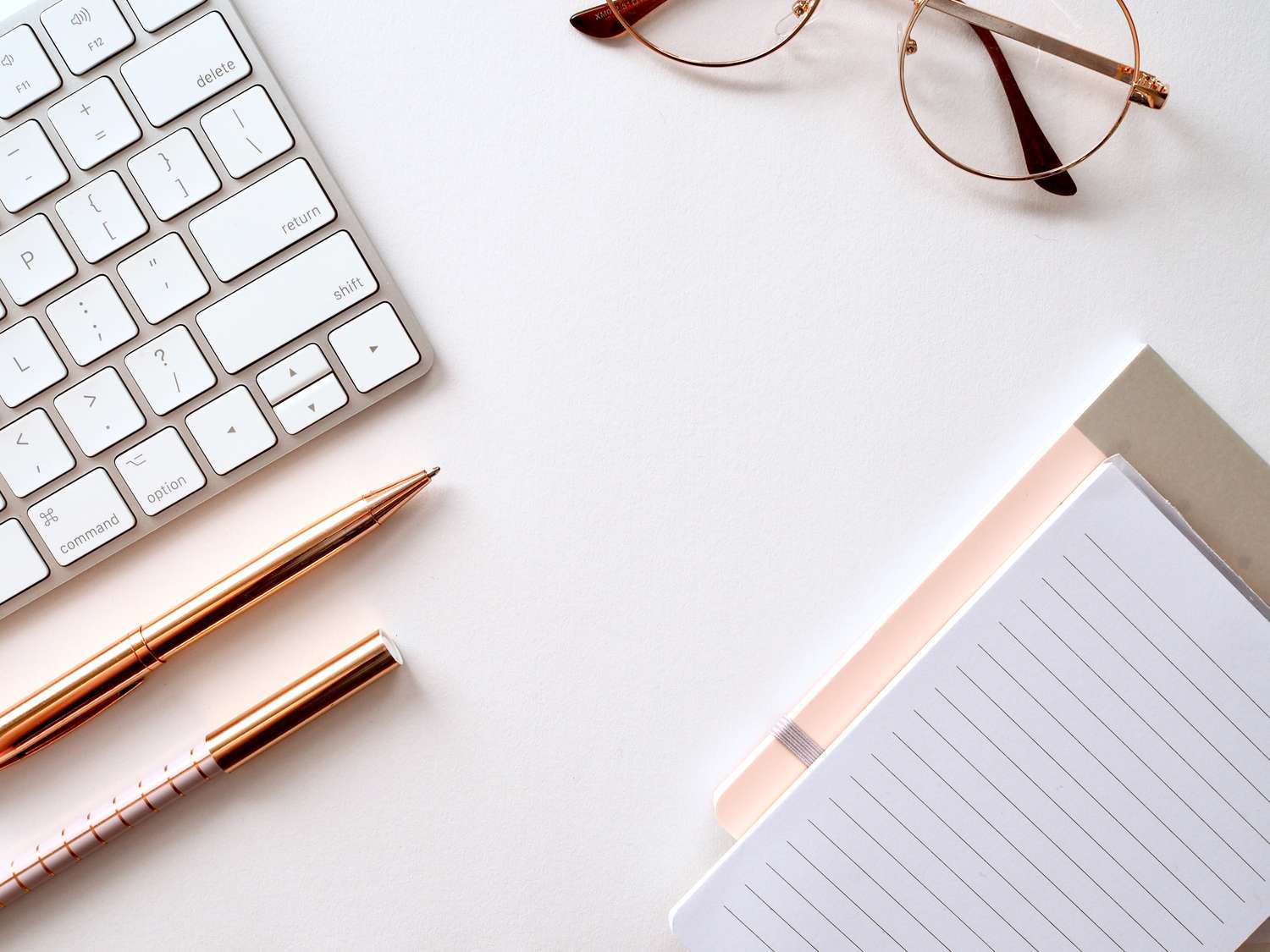 fournitures de bureau, lunettes et clavier