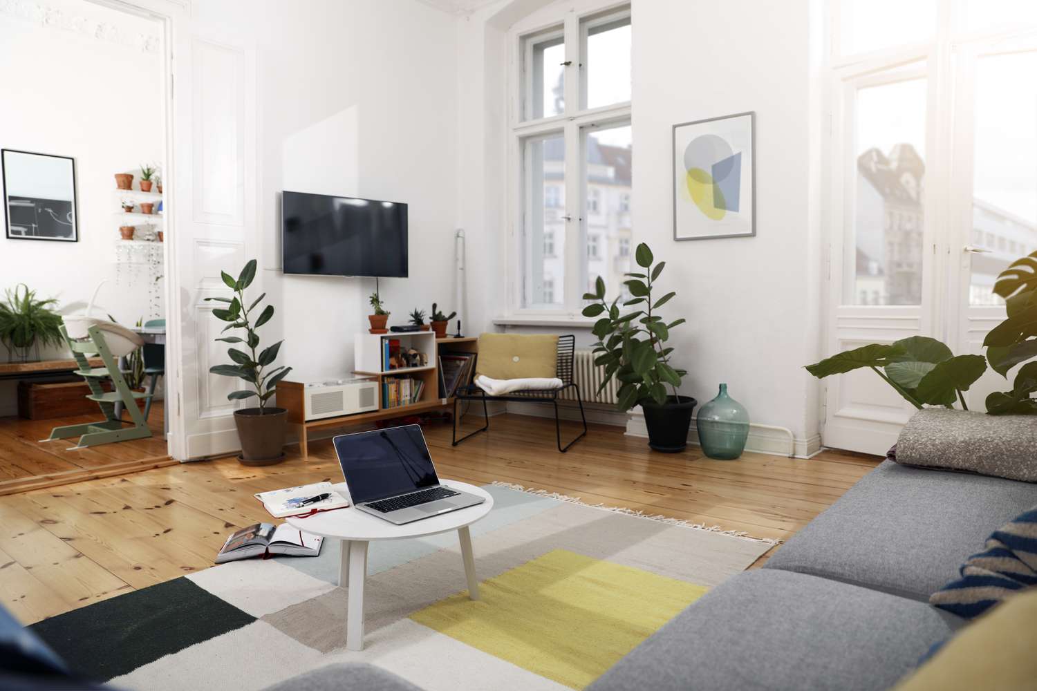 Ordinateur portable sur une table basse dans un appartement meublé de façon moderne
