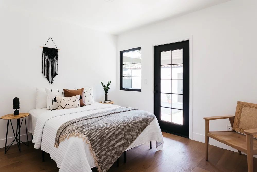 chambre à coucher neutre de style bohème