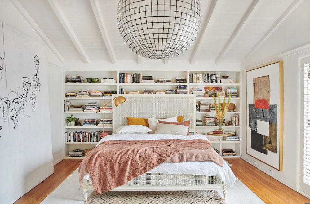 chambre à coucher de style bohème avec tête de lit en forme de bibliothèque