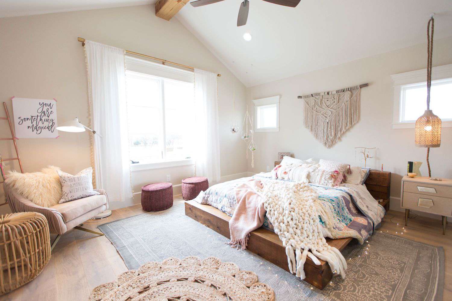 chambre à coucher de style bohème avec suspension murale en macramé