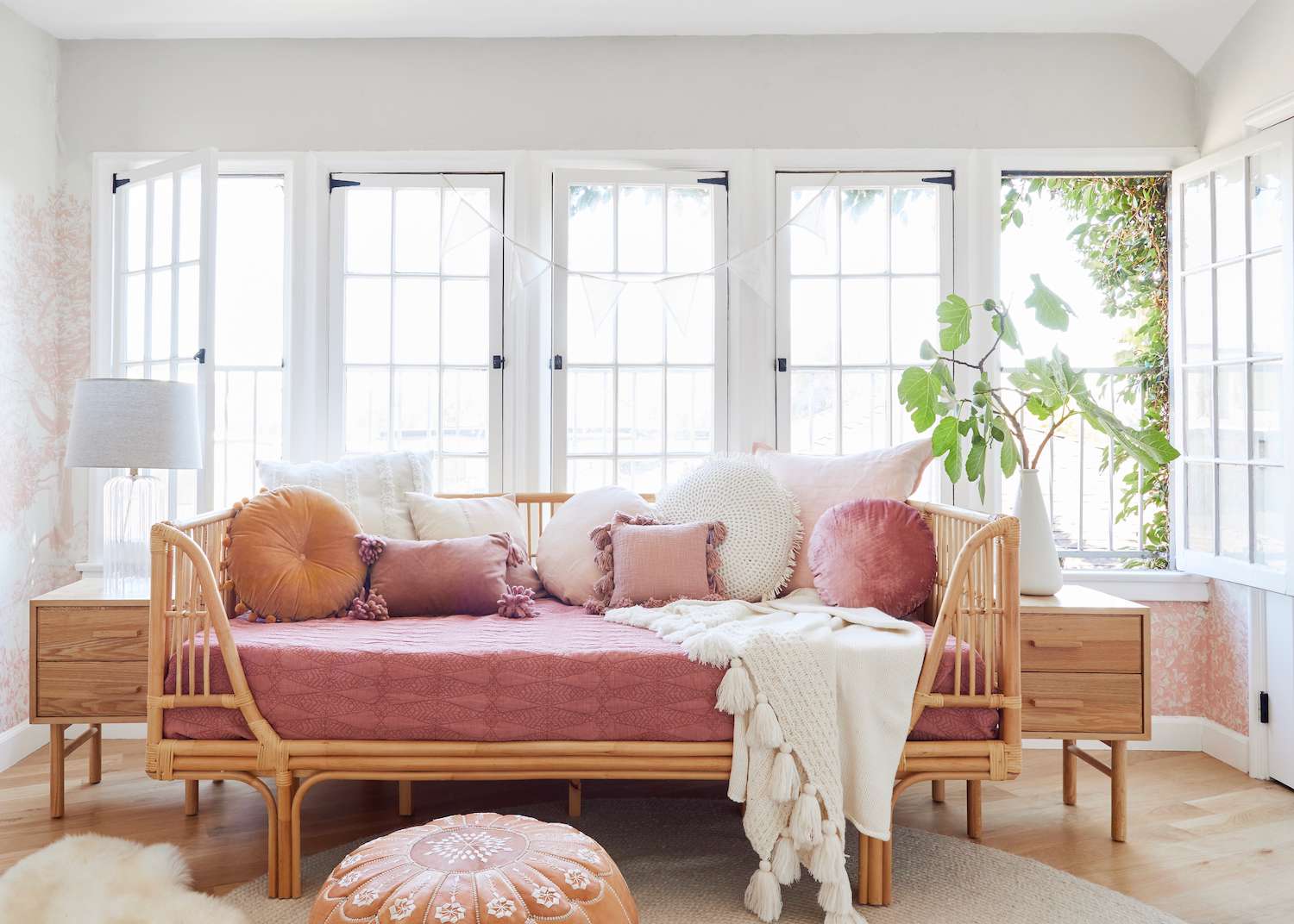 chambre à coucher rose et orange style boho