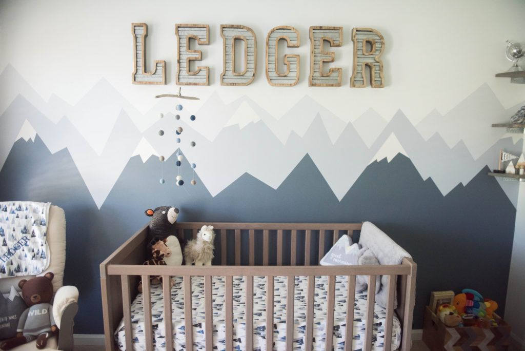Chambre d'enfant boisée avec peinture murale de montagne facile à réaliser