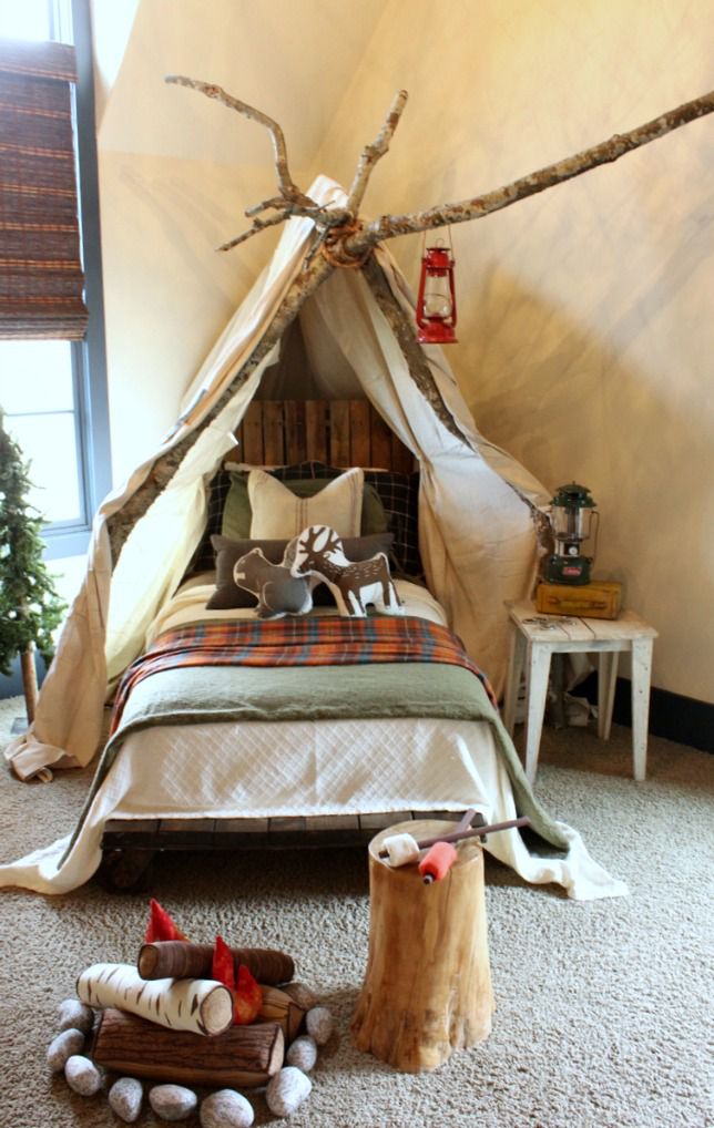 Chambre de garçon rustique sur le thème du camping